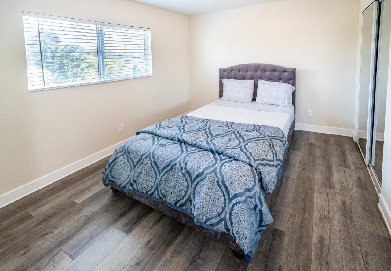 Modern Spacious 5 Bedrooms 3-bath Near Downtown La With 2 Parking Apartment *